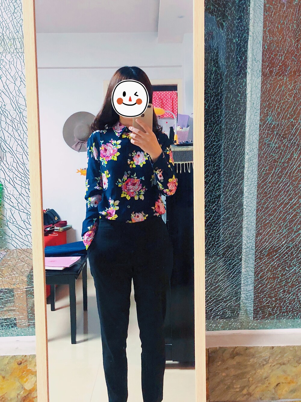 「UNIQLOのアイテム（スラックス、ブラック系）」を使った、flowerさん（レディース・161cm）の春コーディネートの1枚目の写真