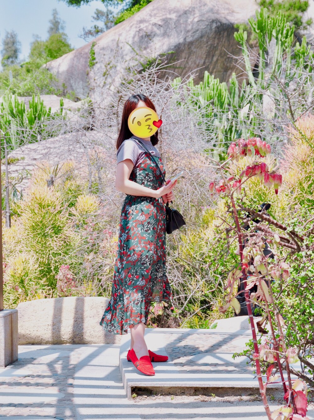 「UNIQLOのアイテム（Tシャツ/カットソー、グレー系）」を使った、flowerさん（レディース・162cm）の春コーディネートの1枚目の写真