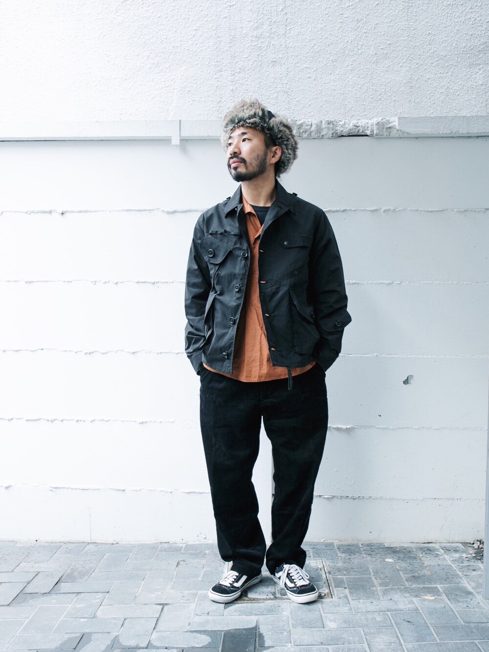 「south2west8、サウスツーウエストエイト、コモンテンポ、THE COMMON TEMPO、コーデュロイパンツ、コーデュロイ、フライトキャップ、VANS、ワイドパンツ、ネペンテス」｜「South2 West8のアイテム（ジャケット/アウター、ブラック系）」を使った、THE COMMON TEMPO 原宿Yさん（メンズ・165cm）の冬コーディネートの1枚目の写真