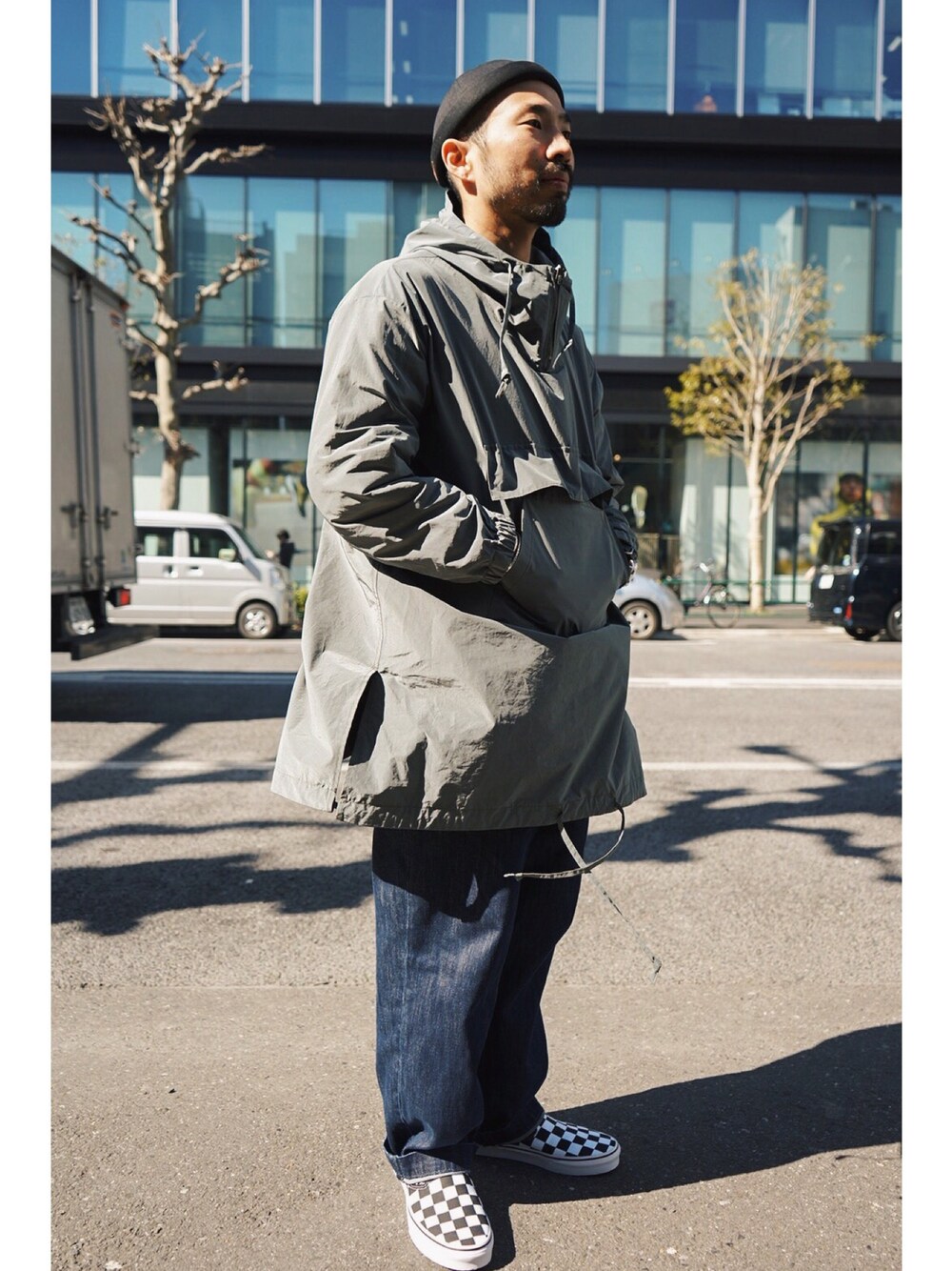 「THE COMMON TEMPO、コモンテンポ、STILL BY HAND、RICCARDO METHA、ワイドデニム、アノラックパーカー、春コーデ、シンプルコーデ、カーキ、ワイドパンツ」｜「STILL BY HANDのアイテム（その他アウター、グリーン系）」を使った、THE COMMON TEMPO 原宿Yさん（メンズ・165cm）の冬コーディネートの1枚目の写真