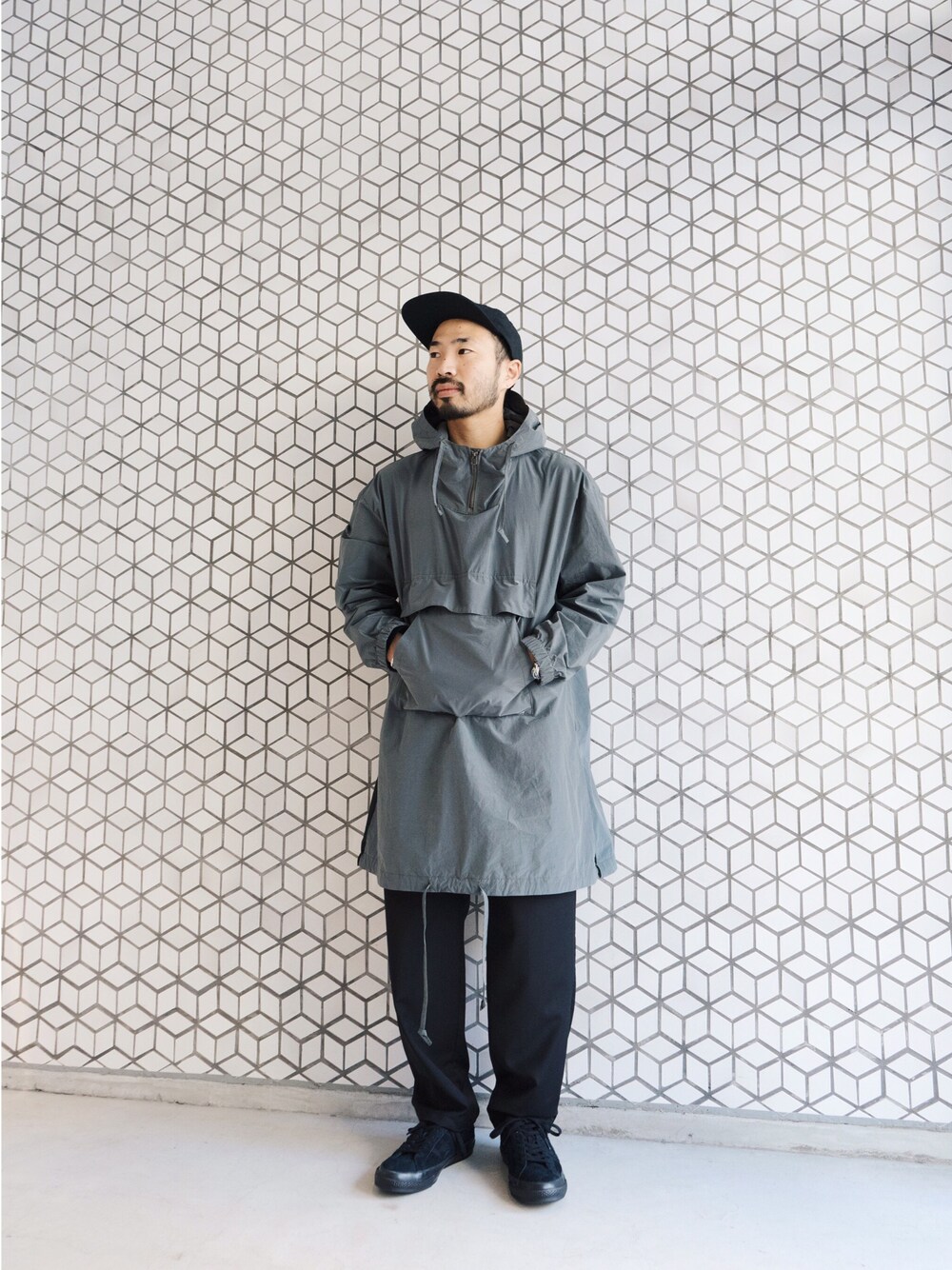 「STILL BY HAND、converse、スニーカー、シンプルコーデ、大人カジュアル、アノラックパーカー、スプリングコート、春コーデ、カーキ、キャップ」｜「STILL BY HANDのアイテム（ミリタリージャケット、グリーン系）」を使った、THE COMMON TEMPO 原宿Yさん（メンズ・165cm）の冬コーディネートの1枚目の写真