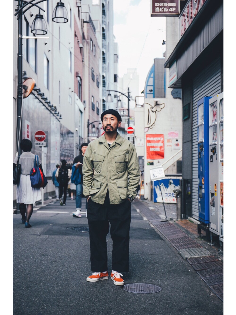 「THE COMMON TEMPO、コモンテンポ、カジュアルコーデ、ファティーグジャケット、ミリタリー、ワイドパンツ、シンプル、カーキ、春コーデ、オトナカジュアル」｜「THE COMMON TEMPOのアイテム（ミリタリージャケット、グリーン系）」を使った、THE COMMON TEMPO 原宿Yさん（メンズ・165cm）の春コーディネートの1枚目の写真