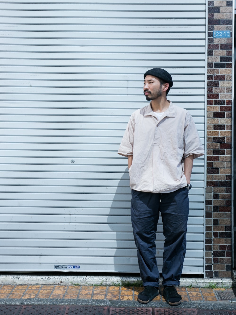「THE COMMON TEMPO、TEATORA、大人カジュアル、ピンク、テーパードパンツ、ビッグシルエット、サンダル、スキッパーシャツ、きれいめカジュアル、休日スタイル」｜「THE COMMON TEMPOのアイテム（シャツ/ブラウス、ピンク系）」を使った、THE COMMON TEMPO 原宿Yさん（メンズ・165cm）の春コーディネートの1枚目の写真