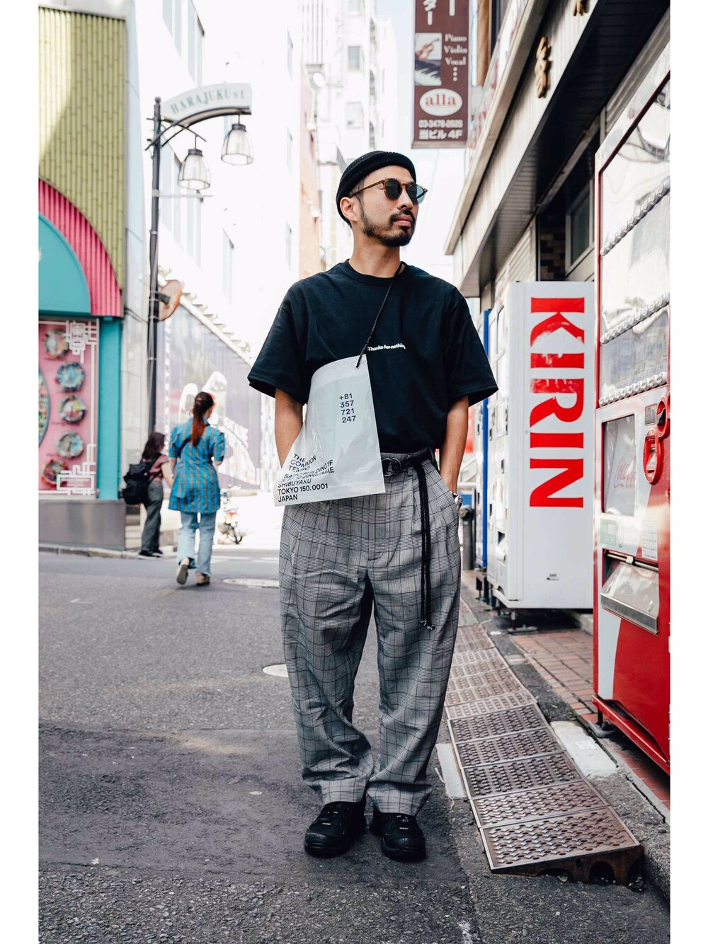 「leuchtfeuer、夏のワントーンコーデ、大人カジュアル、低身長、シンプル、ビッグシルエット、チェックパンツ、グレンチェック、サコッシュ、HED MAYNER」｜「THE COMMON TEMPOのアイテム（Tシャツ/カットソー、ブラック系）」を使った、THE COMMON TEMPO 原宿Yさん（メンズ・165cm）の夏コーディネートの1枚目の写真