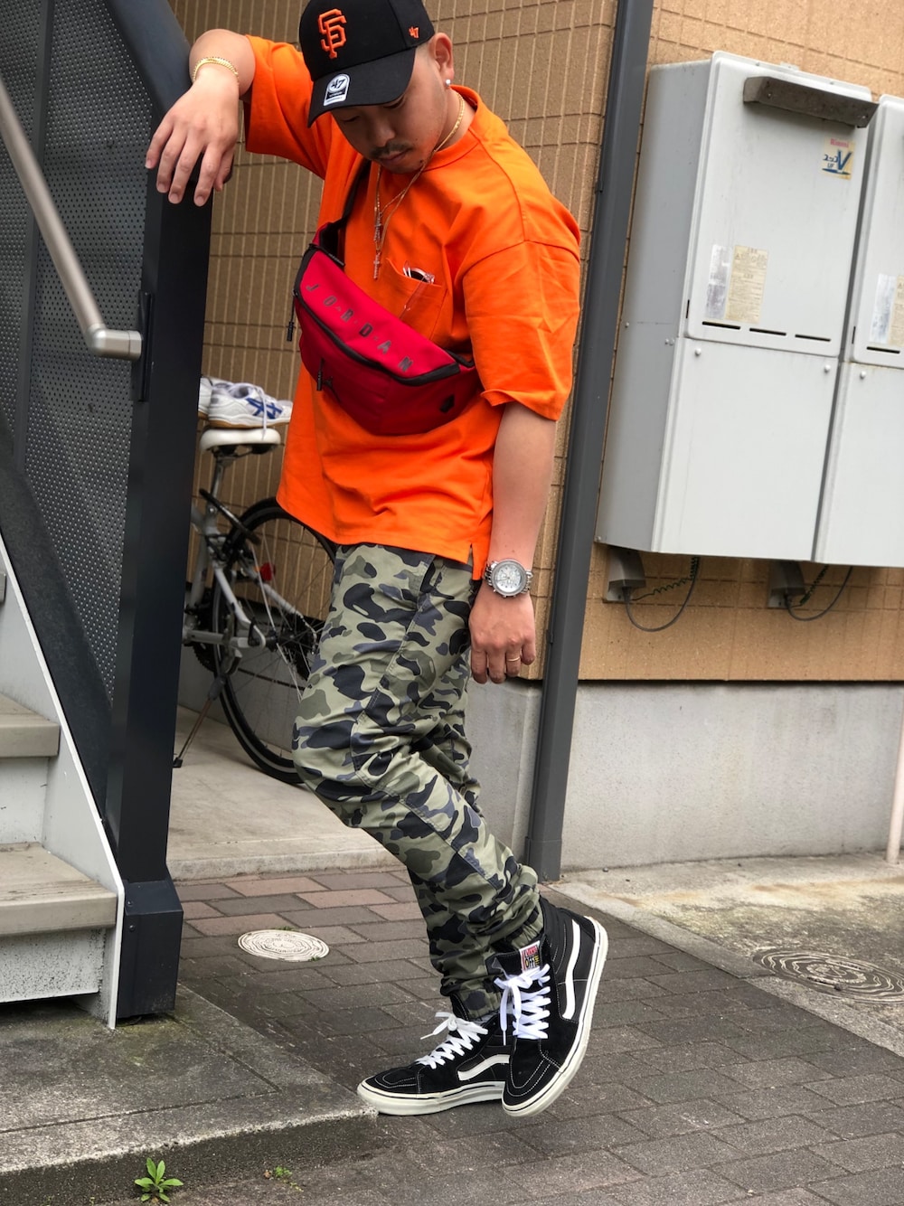 「春、ビッグシルエット、夏コーデ、GU、今日のコーデ、street、streetstyle、スポーツミックス、オレンジ、カーゴパンツ」｜「'47のGiants BIB '47 CLEAN UP（キャップ、ブラック系）」を使った、⛪️akilla⛪️さん（メンズ・170cm）の春コーディネートの1枚目の写真