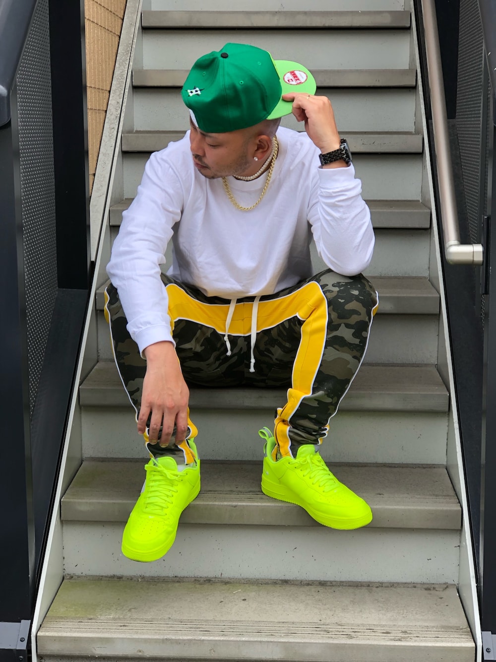 「ラフ、休日スタイル、プチプラ、outfit、street、streetstyle、スニーカーコーデ、ラインパンツ、カモフラ、ホワイト」｜「pctokyoのアイテム（カーゴパンツ、その他）」を使った、⛪️akilla⛪️さん（メンズ・170cm）の夏コーディネートの1枚目の写真