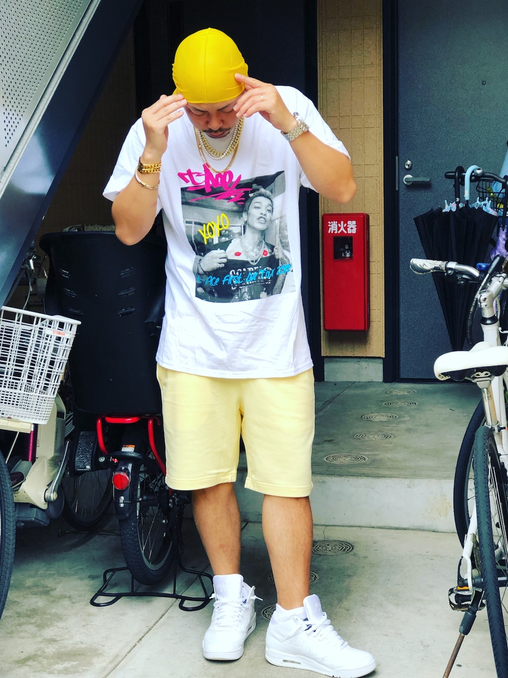 「ラフ、夏だ！Tシャツ着よう！、スニーカーコーデ、オーバーサイズ、ゆるコーデ、ootd、ストリート、白ソックス、ビッグT、ナイキ」｜「no brandのアイテム（その他ヘアアクセサリー、イエロー系）」を使った、⛪️akilla⛪️さん（メンズ・170cm）の夏コーディネートの1枚目の写真