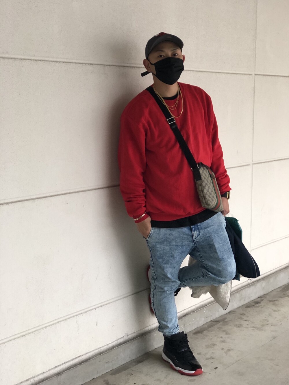 「ビッグシルエット、秋冬コーデ、黒、スキニー、赤、スニーカー、AIR JORDAN、ストリート」｜「AIR JORDANのアイテム（スニーカー、ブラック系）」を使った、⛪️akilla⛪️さん（メンズ・170cm）の冬コーディネートの1枚目の写真