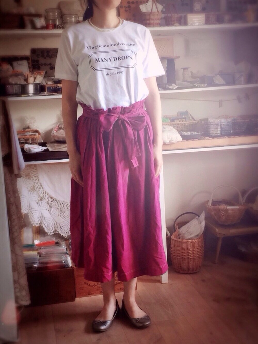 「夏コーデ、ナチュラル、ロゴT、パールネックレス、マゼンダピンク」｜「不明のアイテム（ネックレス、ホワイト系）」を使った、mamieさん（レディース・158cm）の夏コーディネートの1枚目の写真