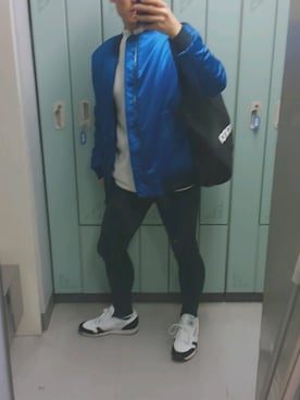 「金髪」｜「アイテム（ナイロンジャケット）」を使った、J.Mさん（メンズ・170cm）の春コーディネート