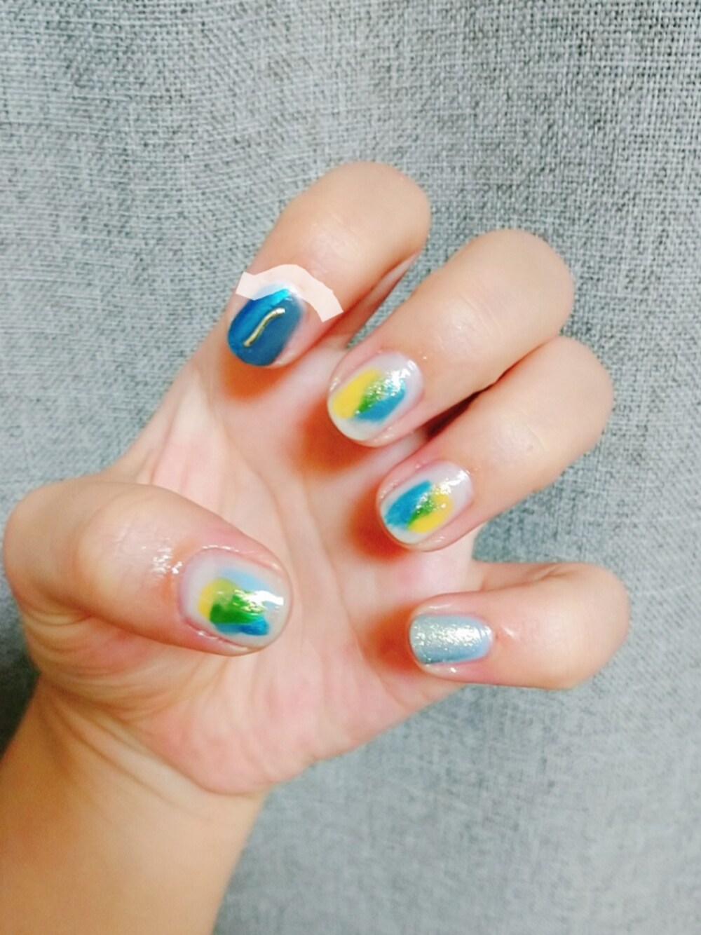 ゴールド系のマニキュア/ジェルネイルを着用したレディースの秋コーディネートの1枚目の写真