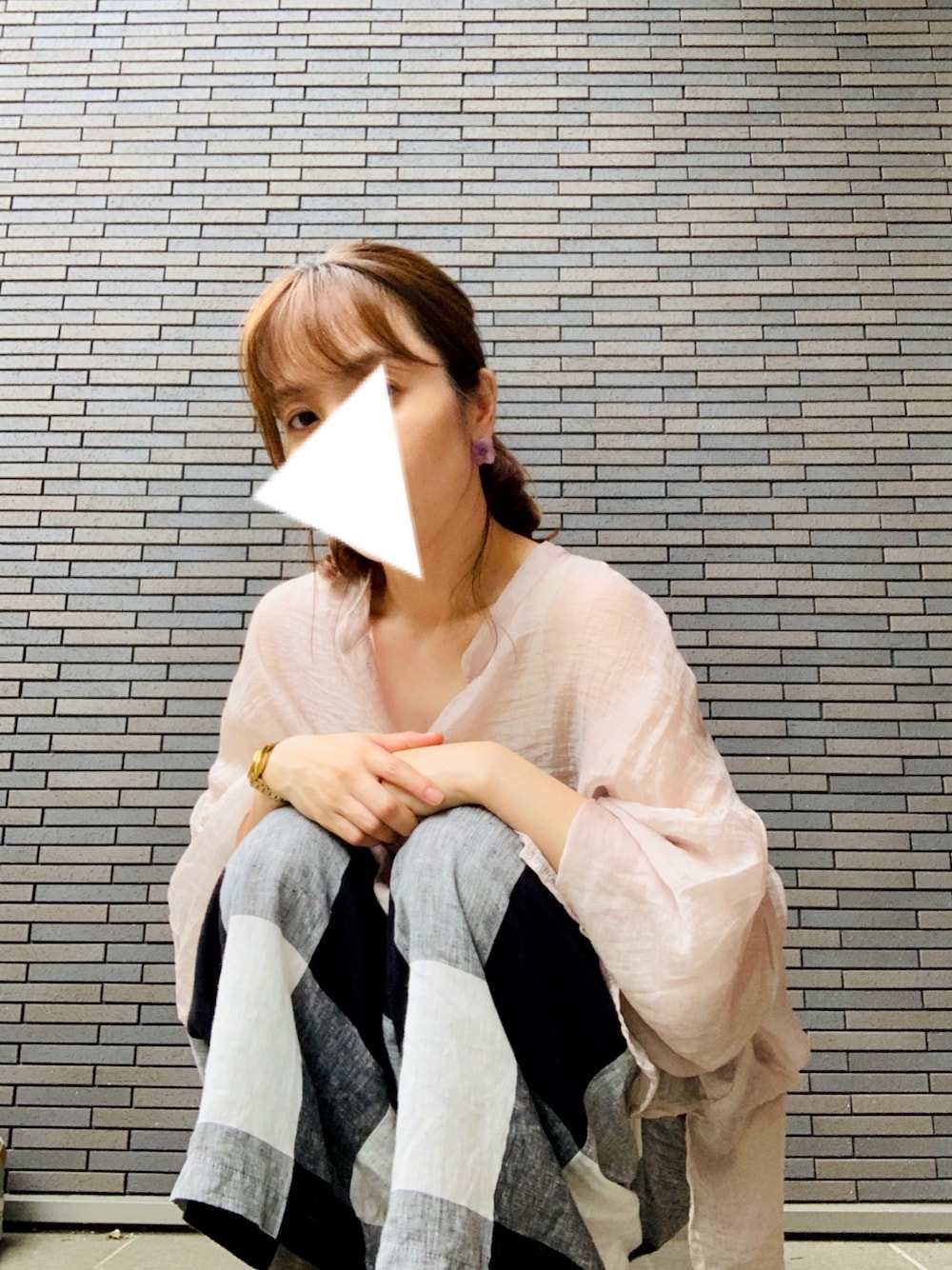「シアーシャツ、リネンパンツ、チェック、ニットキャミソール、ラメニット、低身長、サンダル、ゆるゆる」｜「mysticのシアースタンドギャザーブラウス（シャツ/ブラウス、ピンク系）」を使った、hukhukhukさん（レディース・149cm）の夏コーディネートの1枚目の写真