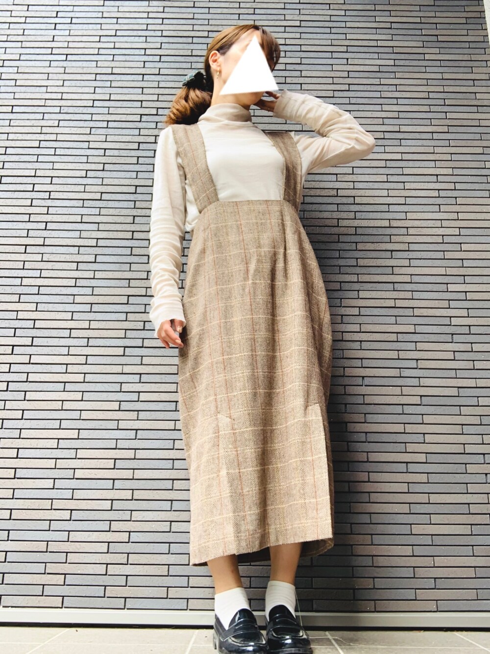 「低身長、チェック、ジャンパースカート、シアートップス、リボン、ピアス、リング重ね付け、秋、レトロ」｜「Ray BEAMSのRay BEAMS / チェック ジャンパー スカート（ジャンパースカート、ブラウン系）」を使った、hukhukhukさん（レディース・149cm）の秋コーディネートの1枚目の写真