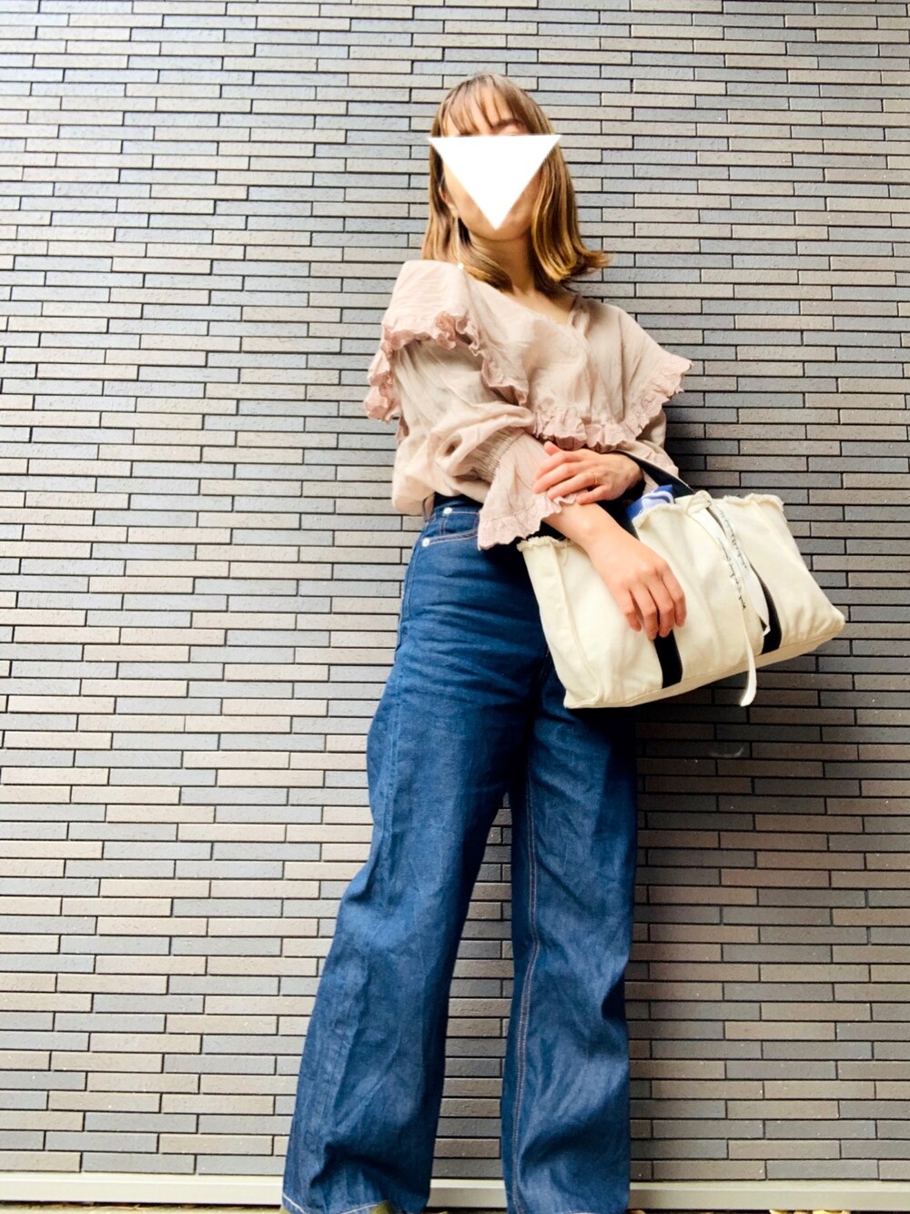 「スカラップブラウス、ブラウス×デニム、シア―ブラウス、ピアス、ベージュ、デニムパンツ、春コーデ、袖フリル、襟フリル、低身長」｜「tichecaのアイテム（ピアス（両耳用）、ゴールド系）」を使った、hukhukhukさん（レディース・149cm）の春コーディネートの1枚目の写真