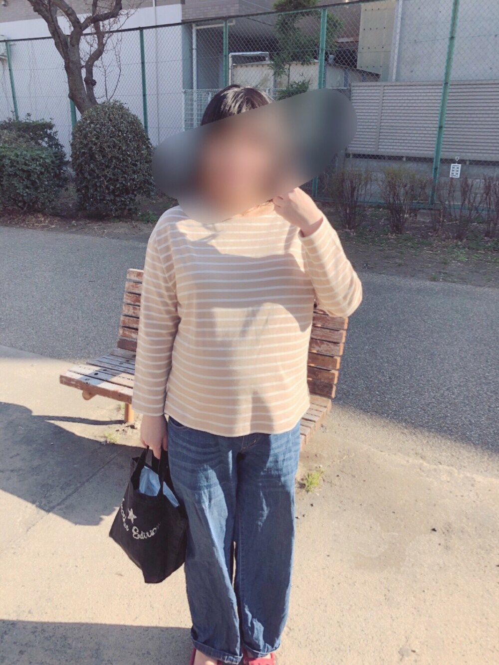 ベージュ系のTシャツ/カットソー、ブラック系のバッグ、レッド系のモカシン/デッキシューズを着用したレディースの春コーディネートの1枚目の写真