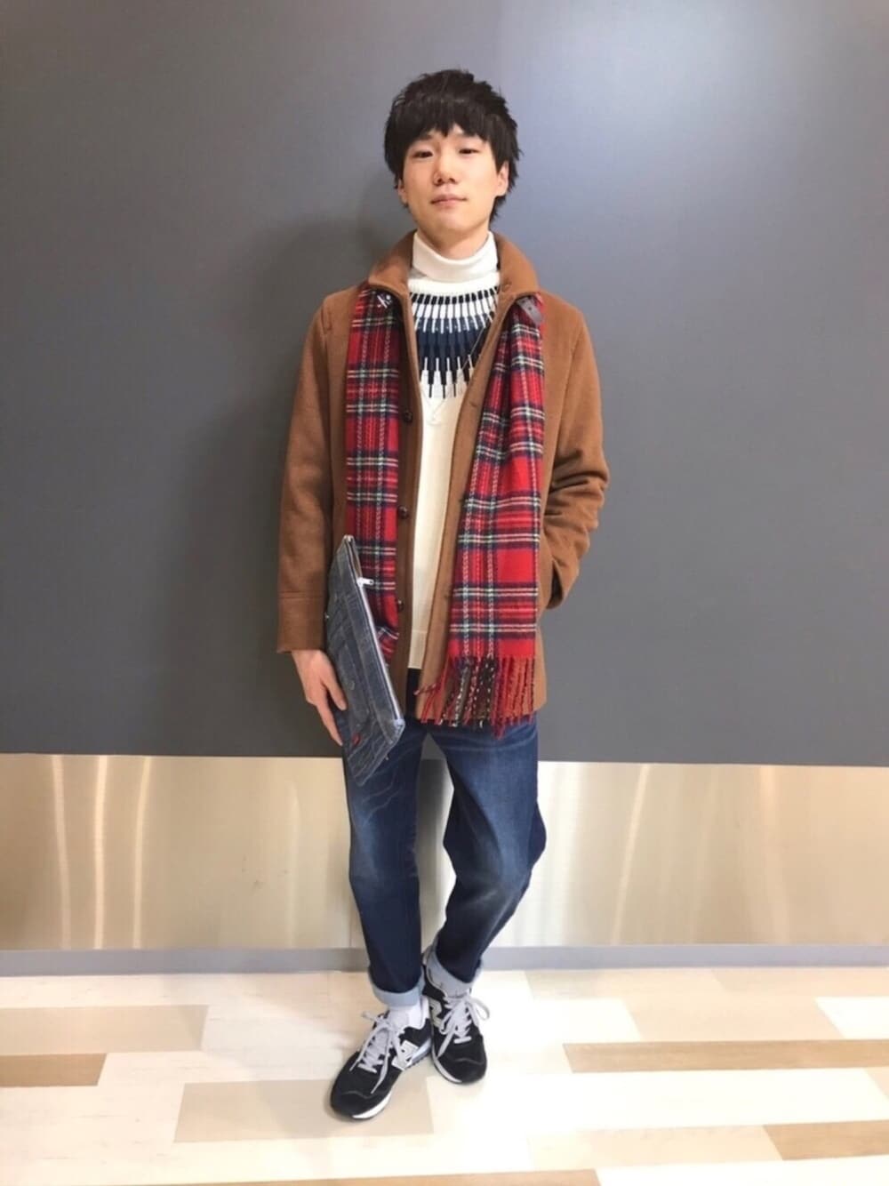 ホワイト系のTシャツ/カットソー、ホワイト系のニット/セーター、イエロー系のブルゾンを着用したメンズの冬コーディネートの1枚目の写真