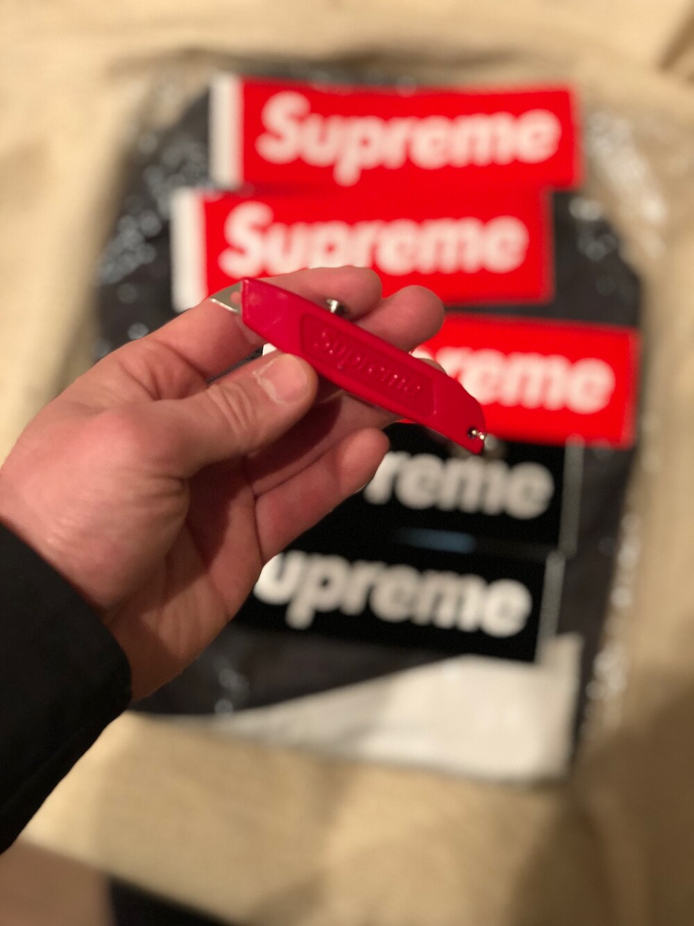 「supreme、NIKE、ステッカー、カッター、アノラック、アトモス、atmos、おまけ、ストリート、房総ボーイズコレクション」｜「Supreme のアイテム（その他雑貨、レッド系）」を使った、itou daichiさん（メンズ・175cm）の冬コーディネートの1枚目の写真