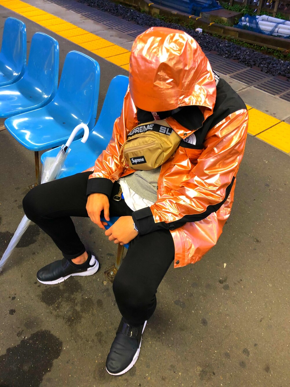 「梅雨、supreme、レインシューズ、レインコート、ソックダート、マウンテンパーカー、northface、レギパン、ショルダーバッグ、ストリート」｜「Supreme のアイテム（ショルダーバッグ、ベージュ系）」を使った、itou daichiさん（メンズ・175cm）の夏コーディネートの1枚目の写真