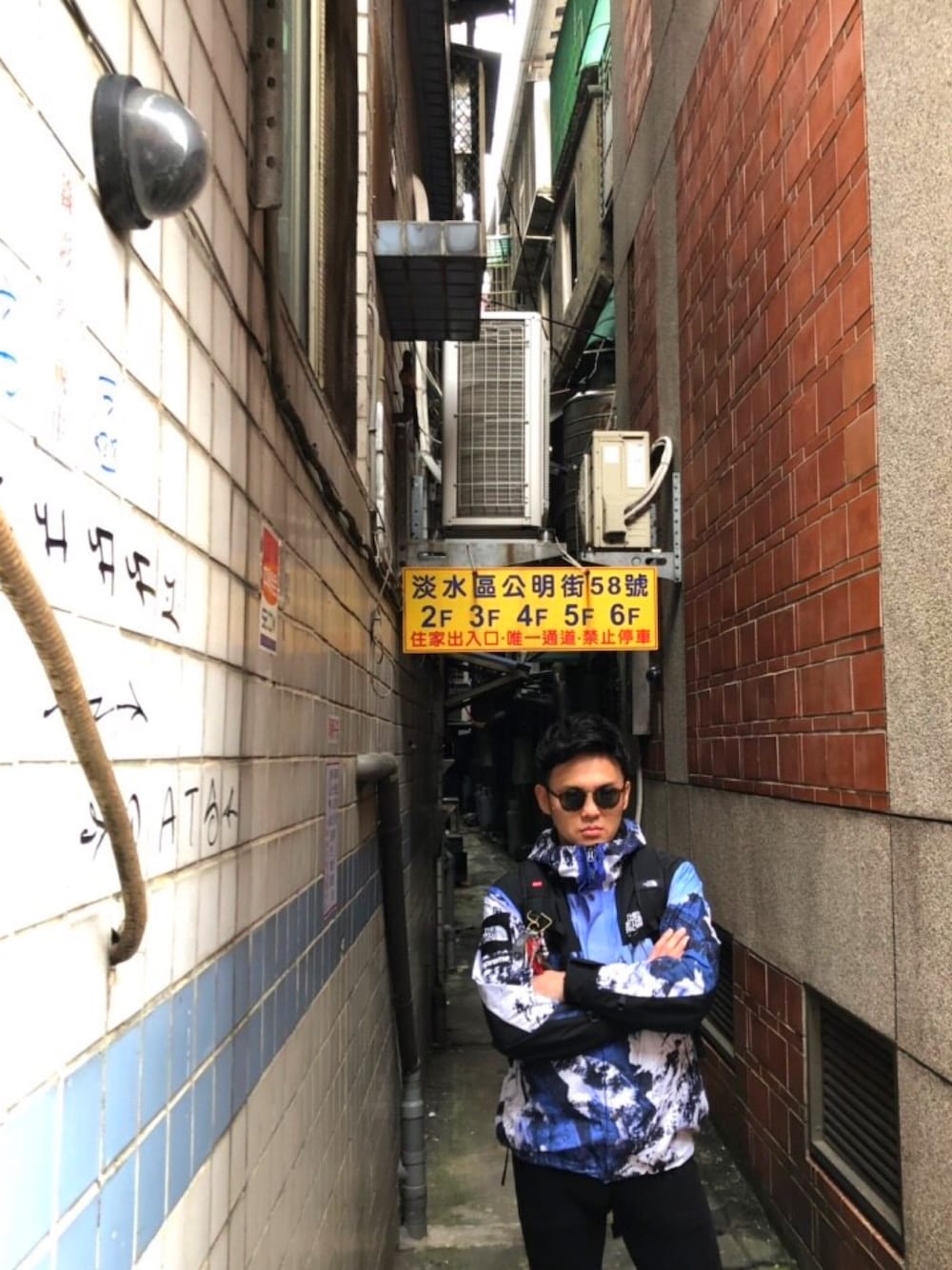 「台湾コーデ、supreme、マウンテンパーカー、雪山、青、ストリート、ノースフェイス、雪山ノース、路地裏、臭豆腐」｜「Supreme のアイテム（マウンテンパーカー、ブルー系）」を使った、itou daichiさん（メンズ・174cm）の冬コーディネートの1枚目の写真
