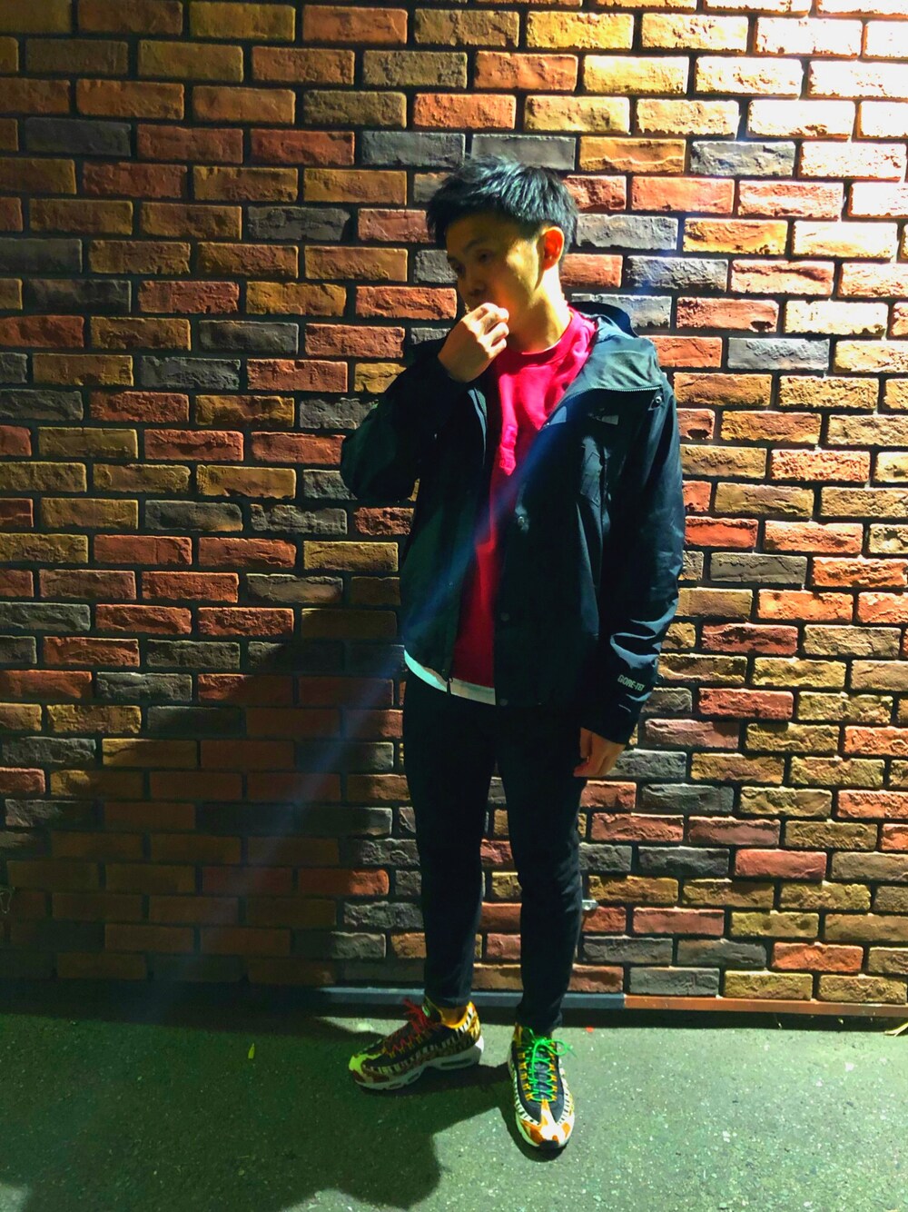 「壁、インスタ映え、supreme、ストリート、ラコステ、UNIQLO、NIKE、airmax95、マウンテンパーカー、平成最後のWEARISTAセンバツ」｜「Supreme のアイテム（スウェット、レッド系）」を使った、itou daichiさん（メンズ・175cm）の春コーディネートの1枚目の写真