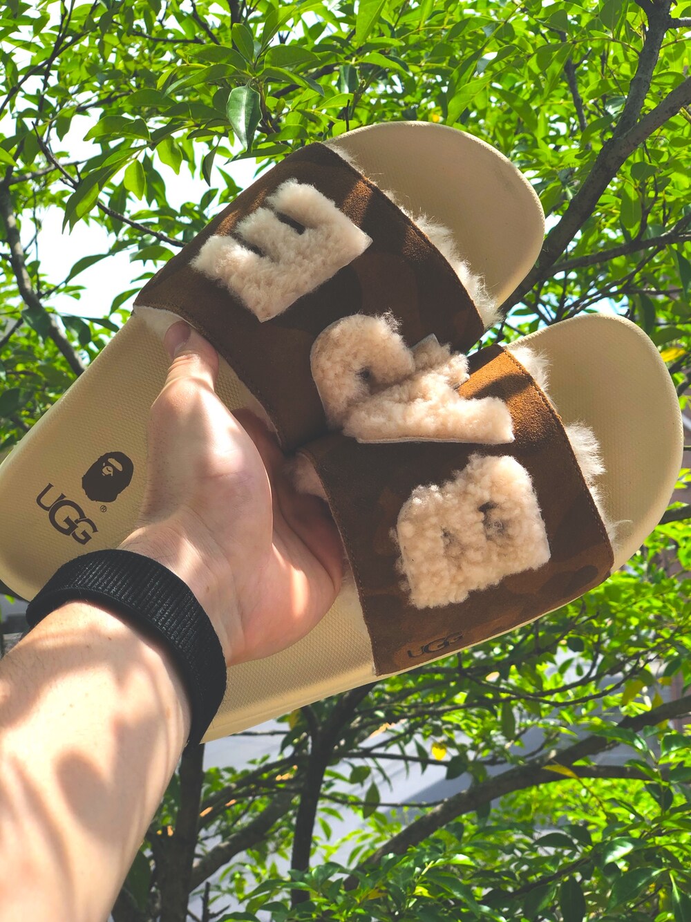 「ラクチンコーデ、大人カジュアル、ゆるコーデ、ape、UGG、サンダル、ファーサンダル、ベージュコーデ、季節難しい、A BATHING APE」｜「A BATHING APEのアイテム（サンダル、ベージュ系）」を使った、itou daichiさん（メンズ・175cm）の夏コーディネートの1枚目の写真