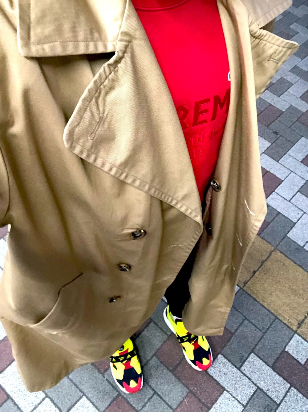 「春コーデ、supreme、ビッグシルエット、トレンチコート、ラコステ、adidas、リーボック(Reebok)」｜「Supreme のアイテム（スウェット、レッド系）」を使った、itou daichiさん（メンズ・174cm）の春コーディネートの1枚目の写真