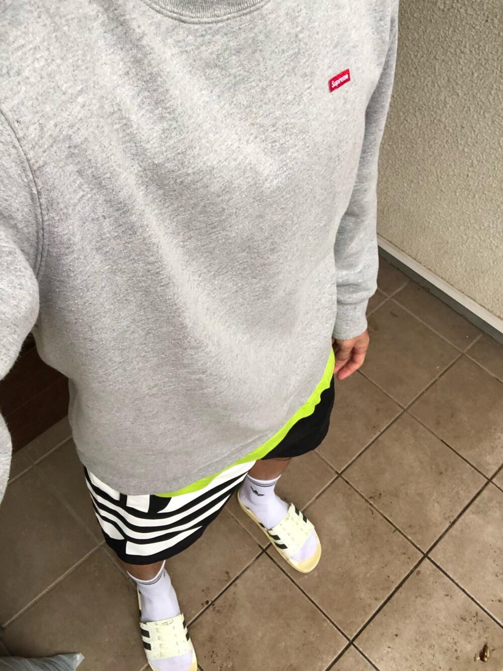 「ラブアンドピース2020、秋コーデ、シンプルコーデ、ootd、supreme、superstar、adidas originals、ロンT、スウェット、サンダルに靴下」｜「Supreme のアイテム（スウェット、グレー系）」を使った、itou daichiさん（メンズ・175cm）の秋コーディネートの1枚目の写真