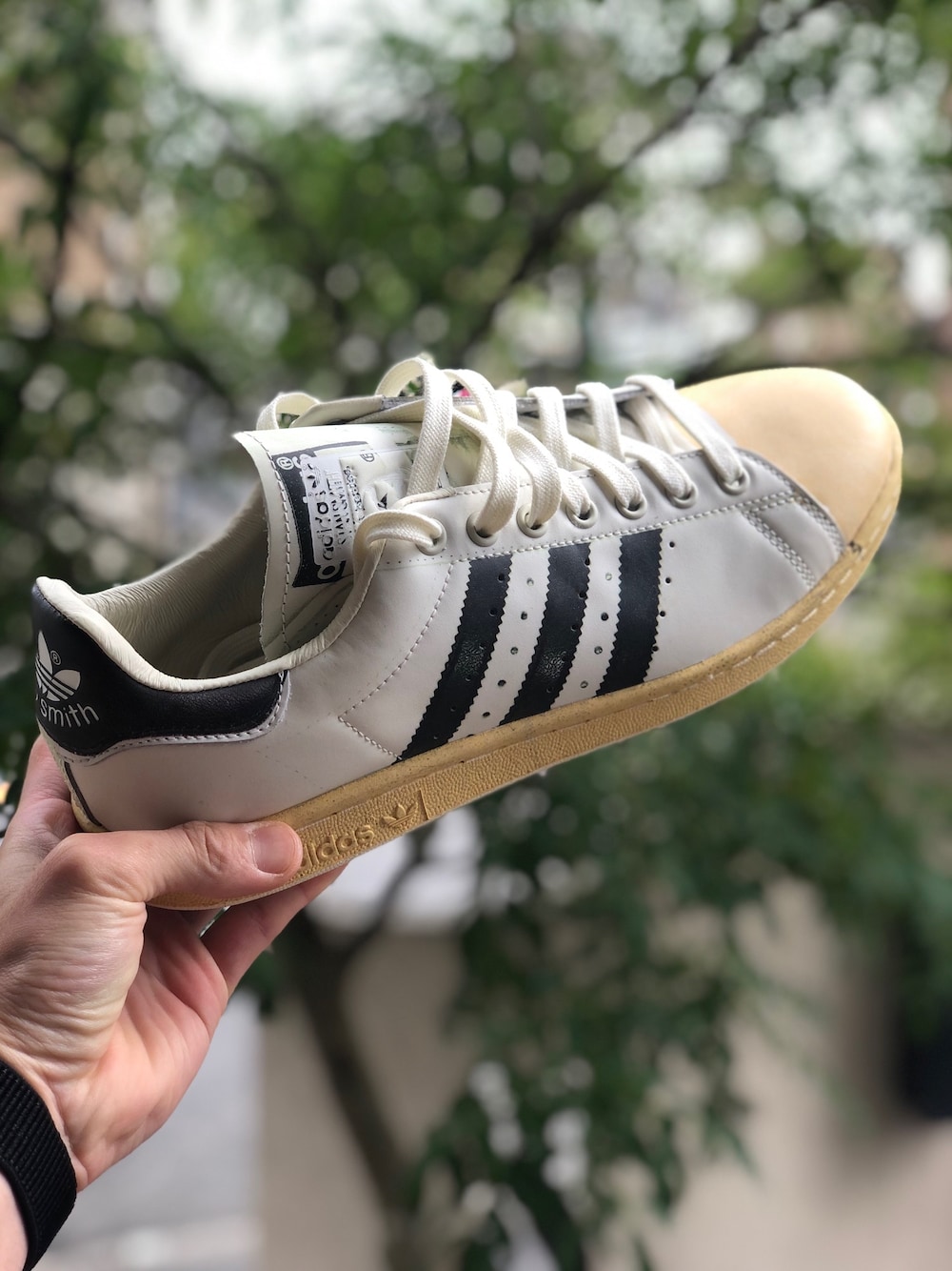 「アディダスオリジナルス、adidas、ラブアンドピース2020、アディダス、スーパースター、スタンスミス、シンプル、スニーカーコーデ、きれいめカジュアル、シンプルコーデ」｜「adidasのアイテム（スニーカー、ホワイト系）」を使った、itou daichiさん（メンズ・175cm）の秋コーディネートの1枚目の写真