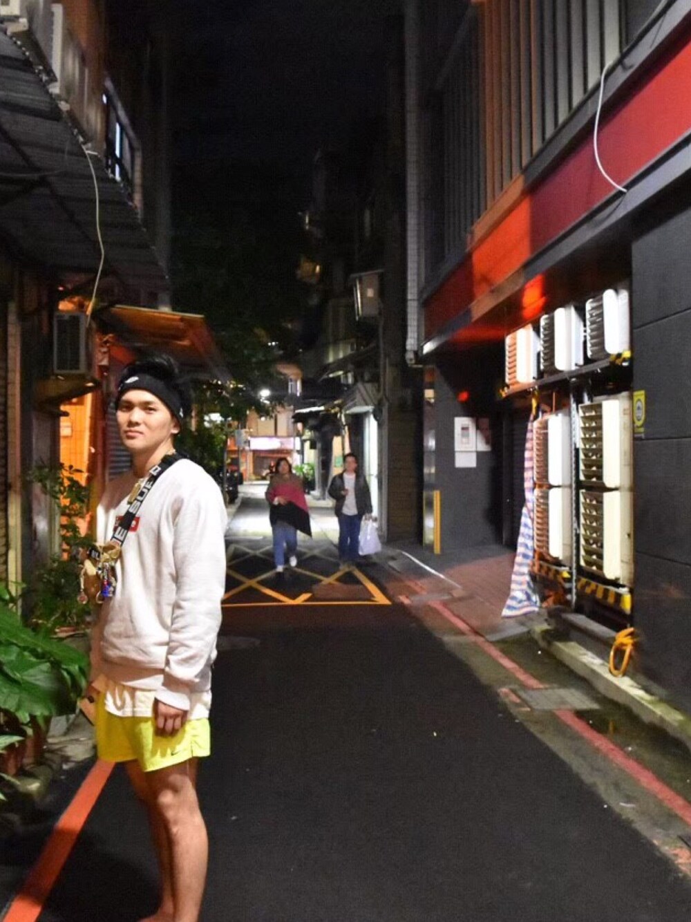 「秋のマイ旬スタイル、秋コーデ、トレーナー、ストリート、supreme、NIKE、居酒屋コーデ、秋服」｜「NIKEのアイテム（その他パンツ、イエロー系）」を使った、itou daichiさん（メンズ・175cm）の秋コーディネートの1枚目の写真