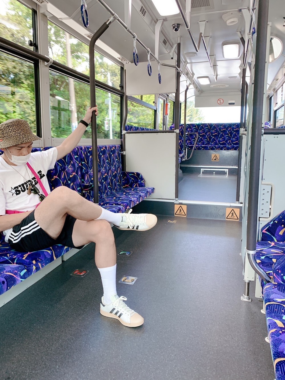 「夏服、時差投稿、レオパード、バケットハット、supreme、superstar、stan smith、adidas、夏コーデ、Y-3」｜「Supreme のアイテム（Tシャツ/カットソー、ホワイト系）」を使った、itou daichiさん（メンズ・175cm）の秋コーディネートの1枚目の写真