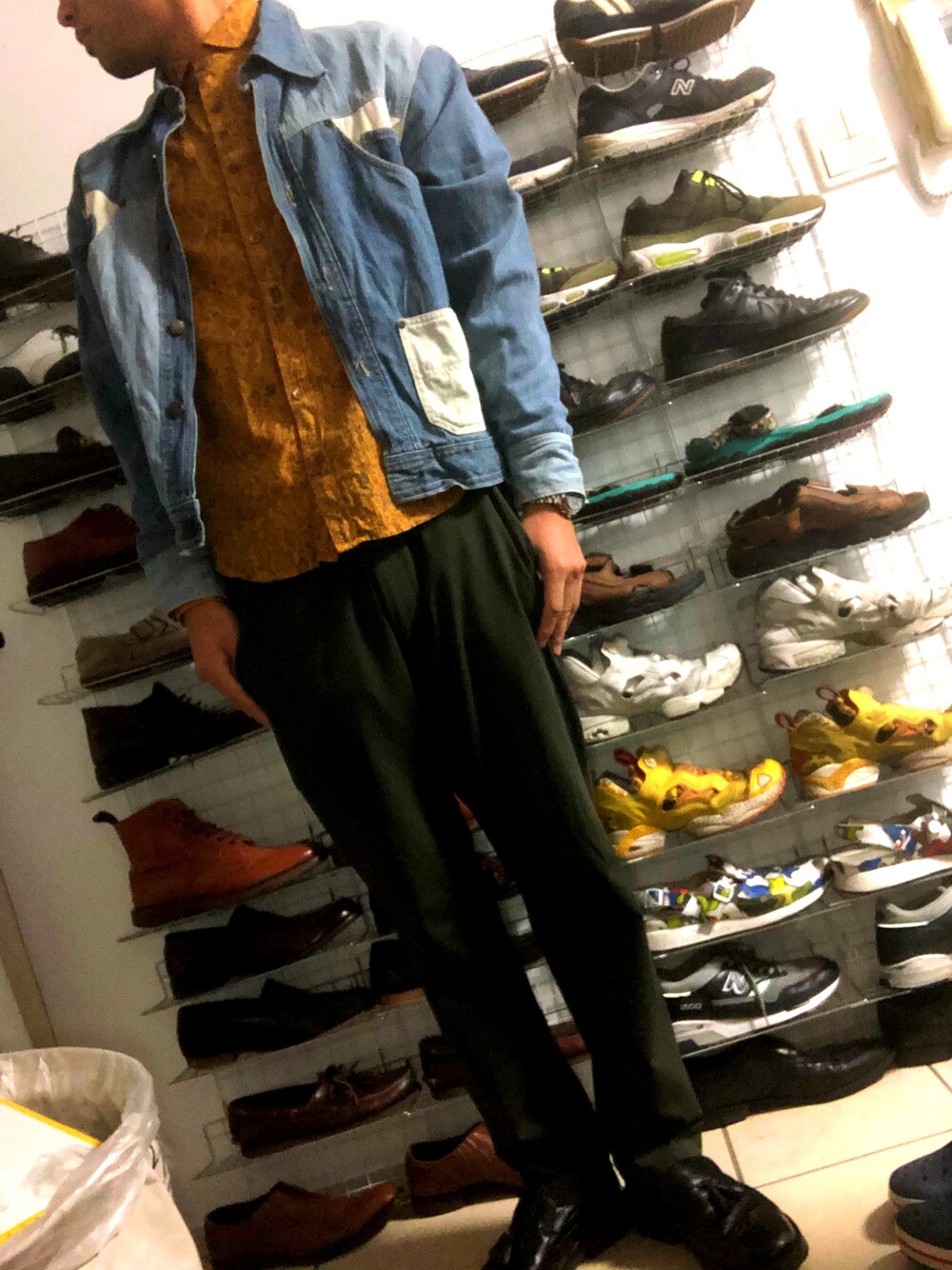 「プチプラ、プチプラコーデ、秋のブラウンスタイル、柄シャツ×ワイドパンツ、古着、秋服、オーバーサイズ、いいね、save、フォローお願いします🤑、カーキ」｜「500円のアイテム（デニムジャケット、ブルー系）」を使った、j-itoさん（メンズ・175cm）の秋コーディネートの1枚目の写真