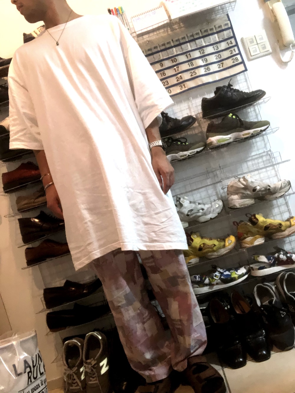 「おしゃれさんと繋がりたい、秋のコーデ、休日スタイル、オーバーサイズ、柄パンツ、シロシャツ、白ティー、古着、古着好きな人と繋がりたい」｜「VINTAGEのアイテム（Tシャツ/カットソー、ホワイト系）」を使った、j-itoさん（メンズ・175cm）の秋コーディネートの1枚目の写真