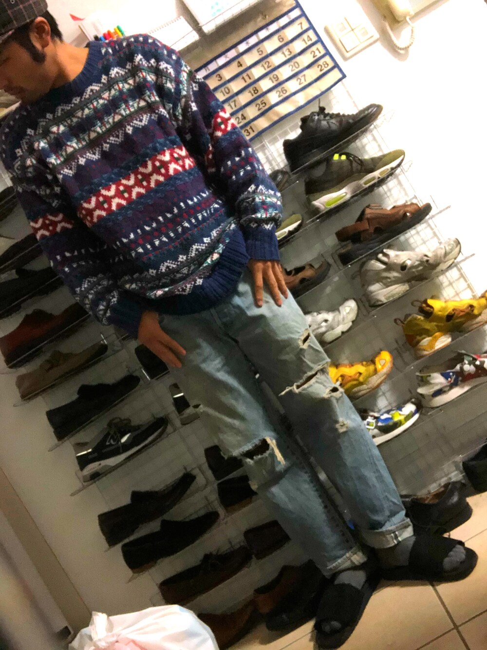 「デニム、デニムコーデ、ヴィンテージ、古着、古着MIX、古着好きな人と繋がりたい」｜「POLO RALPH LAURENのアイテム（ニット/セーター、レッド系）」を使った、j-itoさん（メンズ・175cm）の冬コーディネートの1枚目の写真