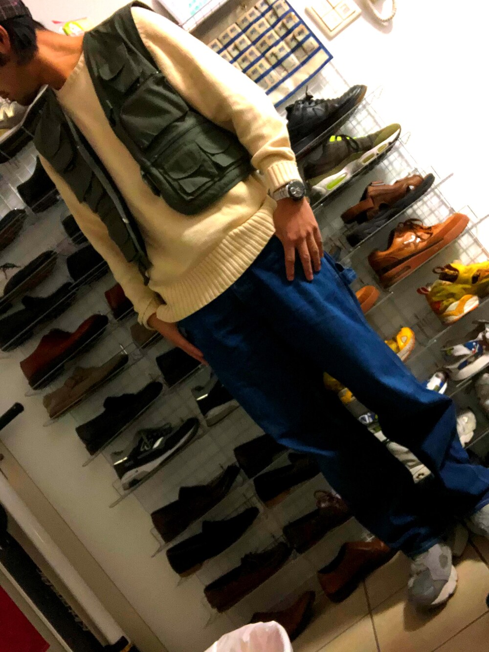 「冬、フィッシャーマンベスト、ベスト、ポンプフューリー、ゆるコーデ、ビッグシルエット、street、デニム、キャップ、supreme」｜「VINTAGEのアイテム（ベスト、グリーン系）」を使った、j-itoさん（メンズ・175cm）の冬コーディネートの1枚目の写真