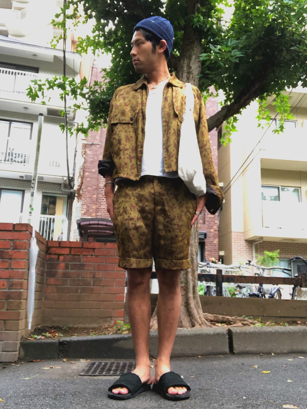 「休日スタイル、ラフ、おしゃれさんと繋がりたい、シンプル、大人コーデ、古着、トートバッグ」｜「BEAMSのBEAMS / バルキー ワッチキャップ（ニットキャップ/ビーニー、ブルー系）」を使った、j-itoさん（メンズ・175cm）の夏コーディネートの1枚目の写真
