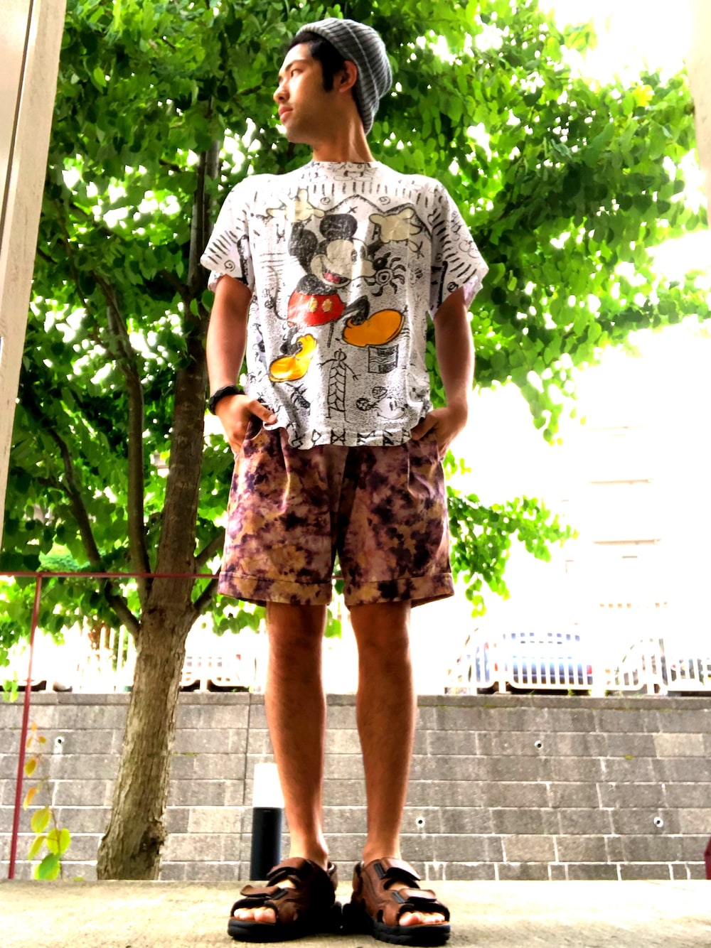 「夏、オーバーサイズ、おしゃれさんと繋がりたい、休日スタイル、ラフ、ディズニー、ミッキー、ミッキーT、ディズニーコーデ」｜「EDIFICEのアイテム（ニットキャップ/ビーニー、グレー系）」を使った、j-itoさん（メンズ・175cm）の夏コーディネートの1枚目の写真