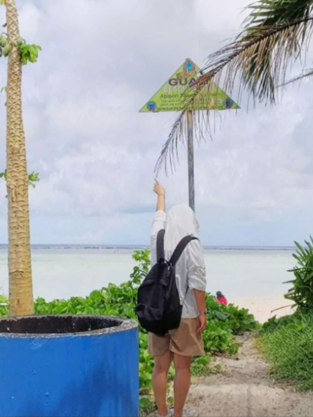 「グアム、グアム旅行、グアム2日目〜、グアムビーチ、ビーチスタイル、旅行、旅行コーデ、休日スタイル、ベージュ、プチプラ」｜「しまむらのアイテム（ラッシュガード、ホワイト系）」を使った、acondyさん（レディース・155cm）の秋コーディネートの1枚目の写真