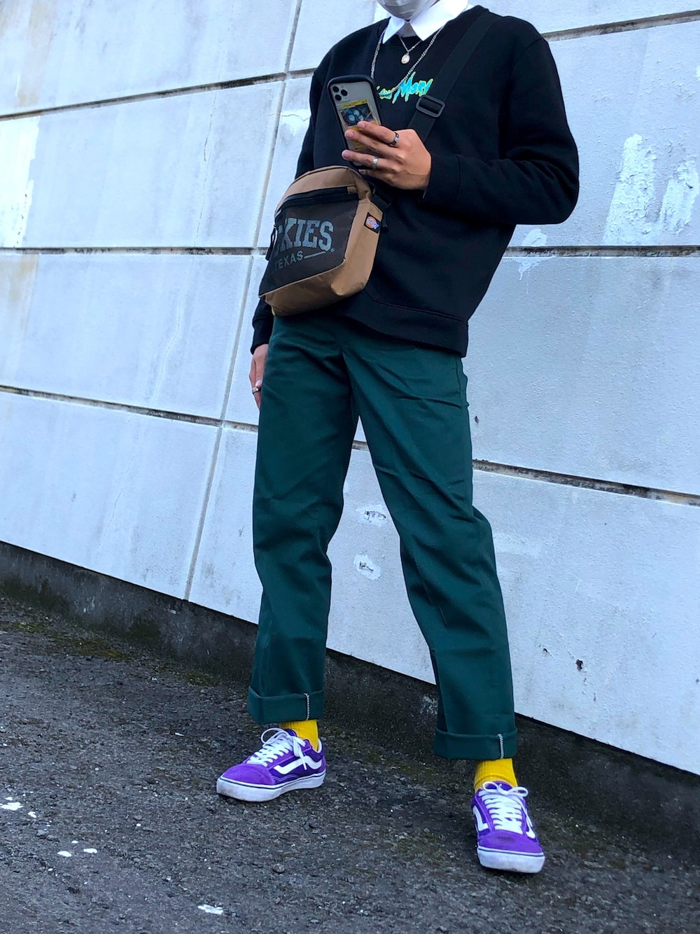 「春夏コーデ、シンプルスタイル、白シャツ、大学生、今日のコーデ、休日スタイル、カラーパンツ、Dickies874」｜「Dickiesのアイテム（パンツ、グリーン系）」を使った、りゅうのすけさん（メンズ・178cm）の春コーディネートの1枚目の写真