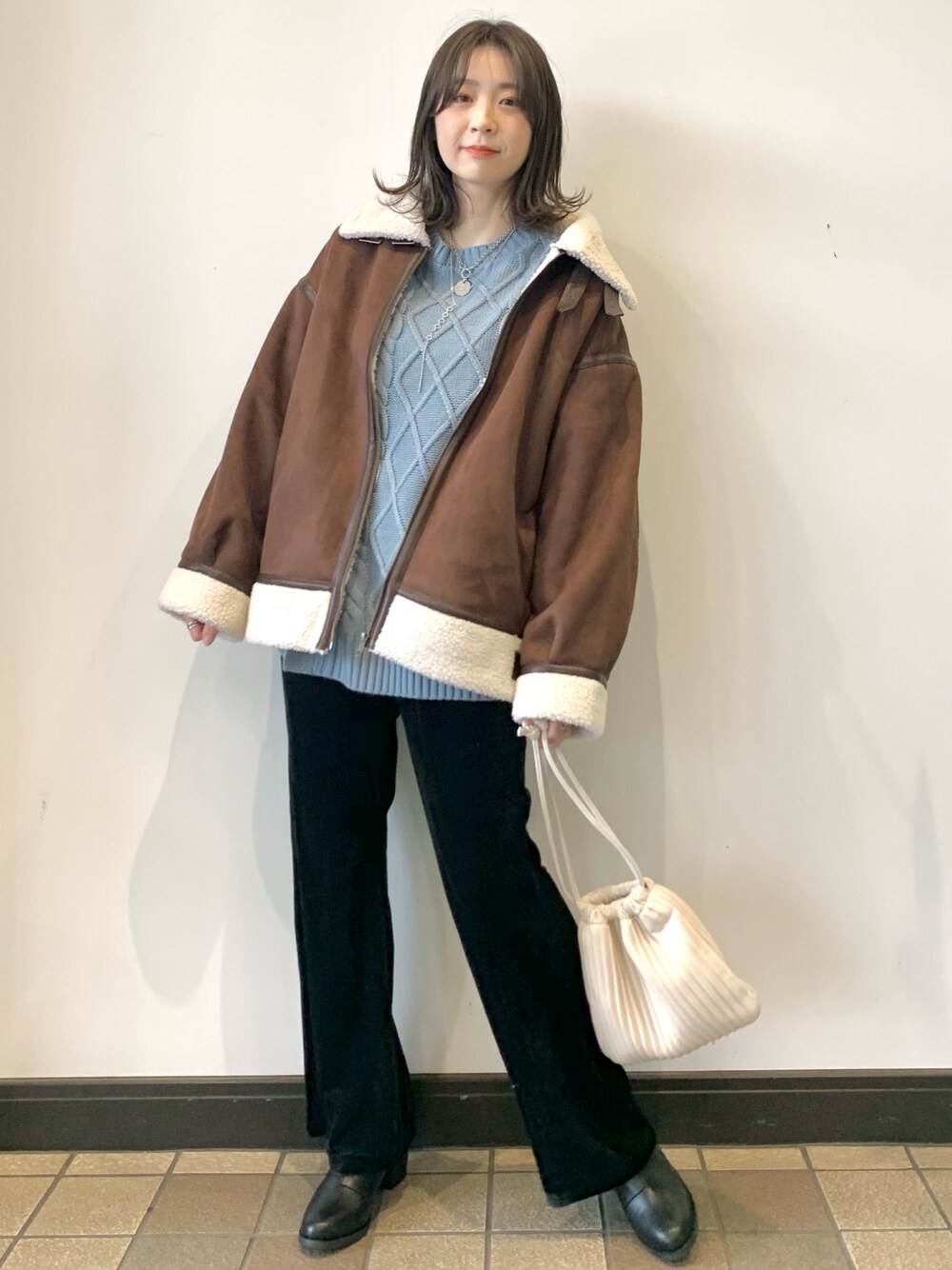 「ライトオン、Right-on、B-3、ムートンコート、フェイクムートン、くすみブルー、ケーブルニット、黒パンツ、プリーツバッグ、ボアジャケット」｜「RAG MACHINEの【RAG MACHINE】フェイクムートンＢ−３（その他アウター、ブラウン系）」を使った、あっきーさん（レディース・160cm）の冬コーディネートの1枚目の写真