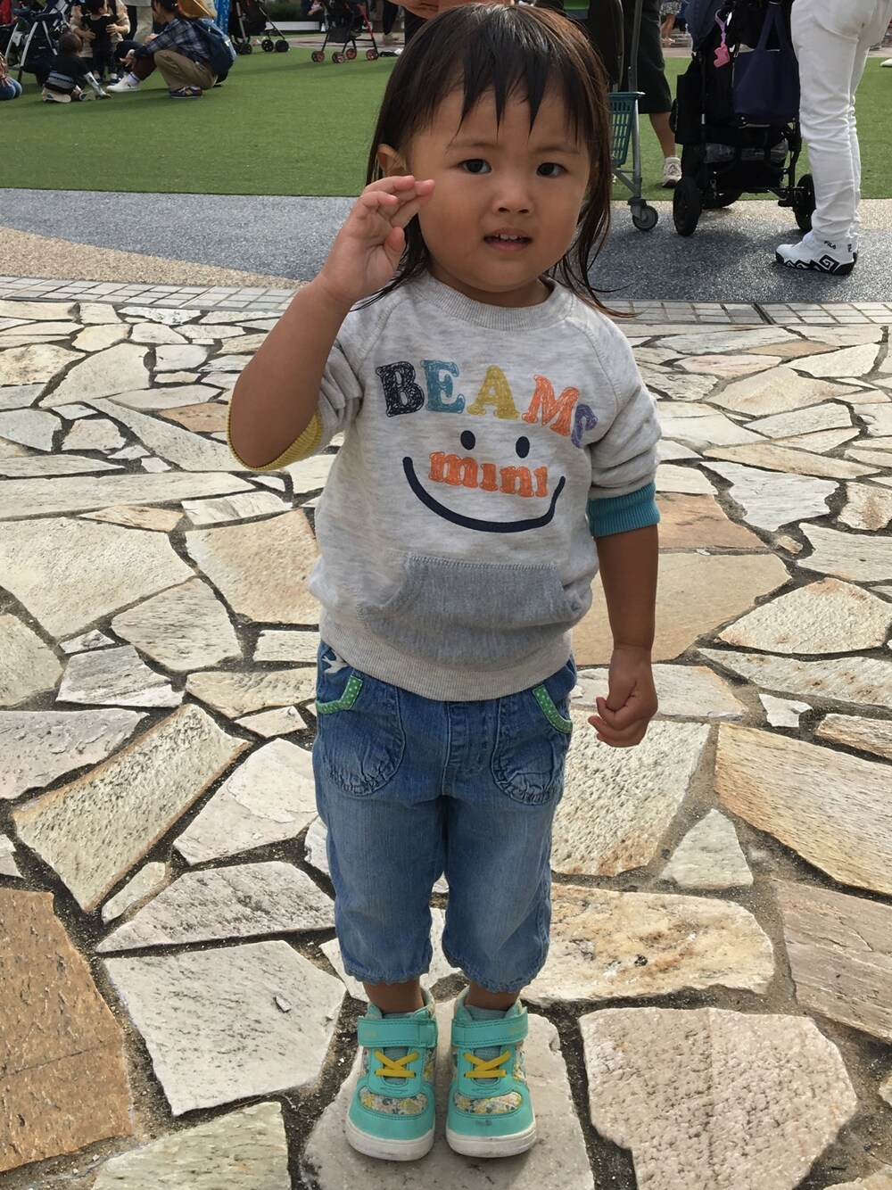 「ビームス、公園、秋コーデ、カジュアル」｜「こども ビームスのアイテム（スウェット、グレー系）」を使った、ひろさん（キッズ・90cm）の秋コーディネートの1枚目の写真