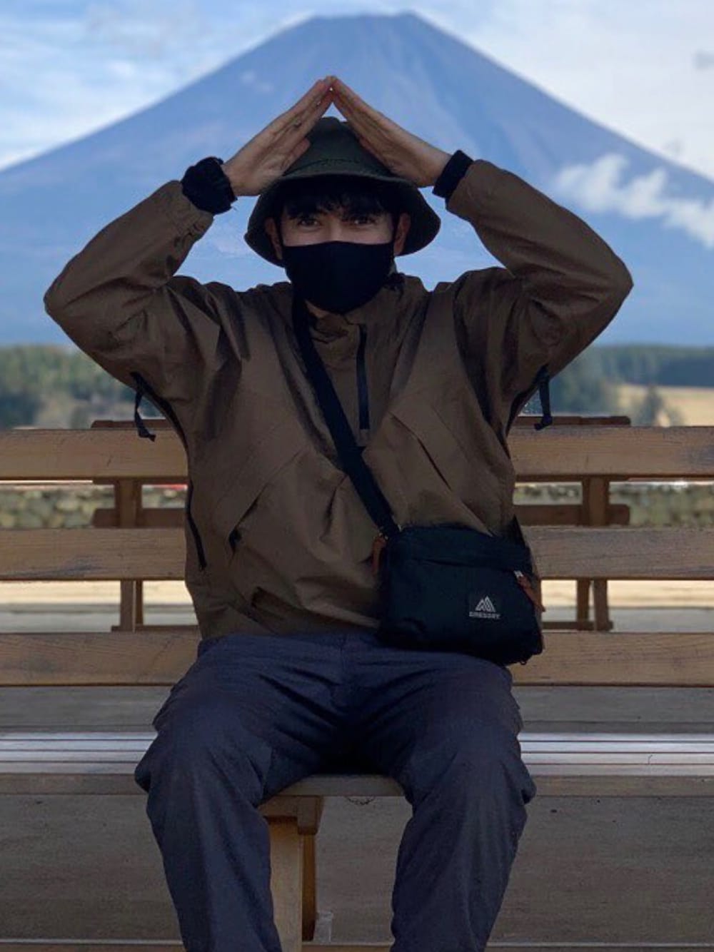 「キャンプ、アウトドアスタイル、キャンパー、ふもとっぱらキャンプ場、スノーピーク、焚き火シリーズ」｜「Snow PeakのFR 3L Rain Pullover（マウンテンパーカー、ブラウン系）」を使った、KPさん（メンズ・164cm）の春コーディネートの1枚目の写真