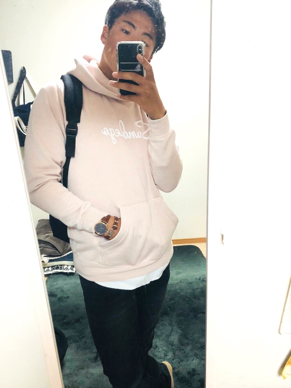 「春コーデ、ピンクパーカー、黒スキニー、シンプルコーデ」｜「Paul Hewittのアイテム（アナログ腕時計、ブラウン系）」を使った、こ〜つん☆さん（メンズ・173cm）の春コーディネートの1枚目の写真