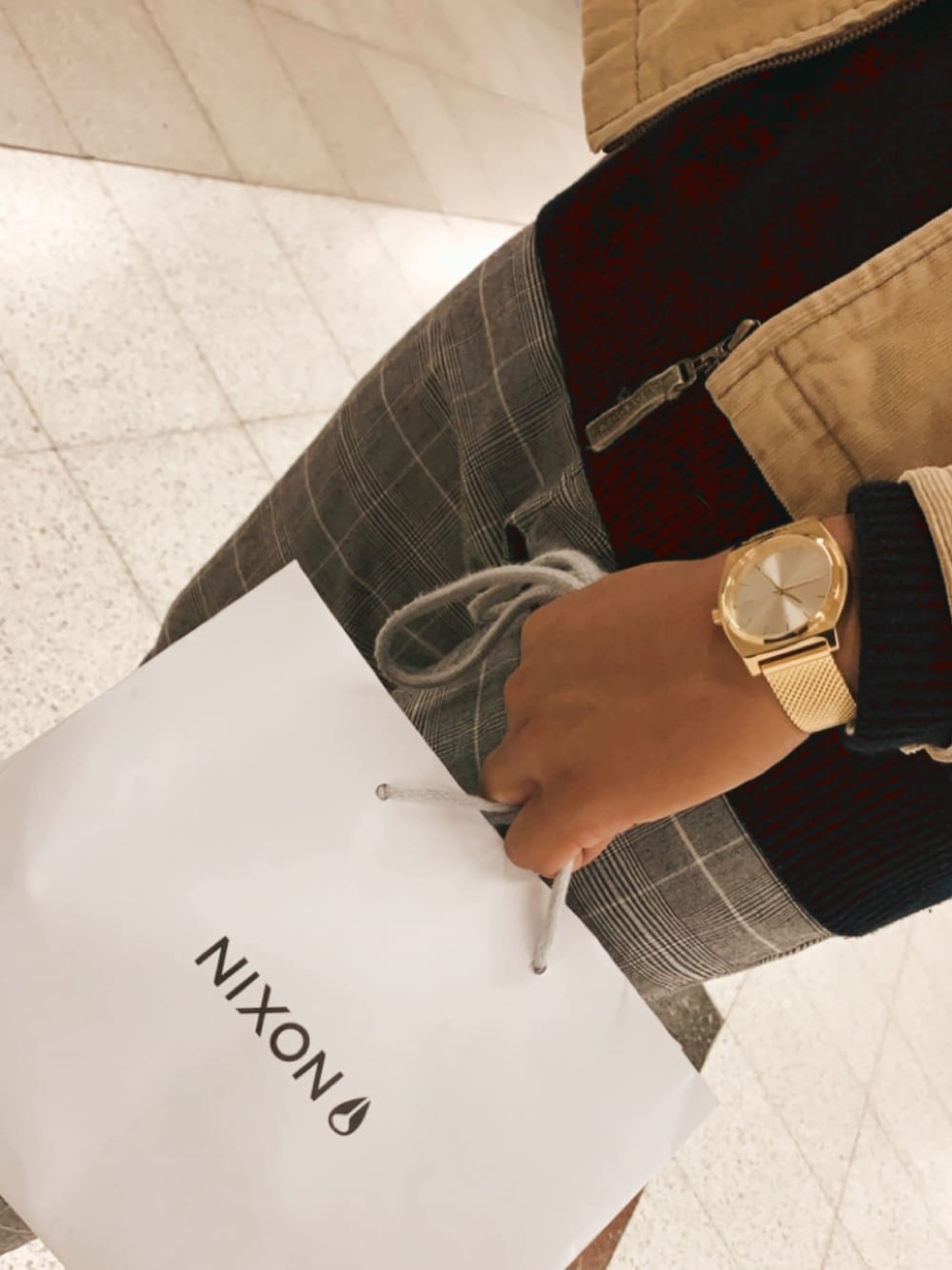 「金時計」｜「NIXONのアイテム（アナログ腕時計、ゴールド系）」を使った、こ〜つん☆さん（メンズ・173cm）の秋コーディネートの1枚目の写真