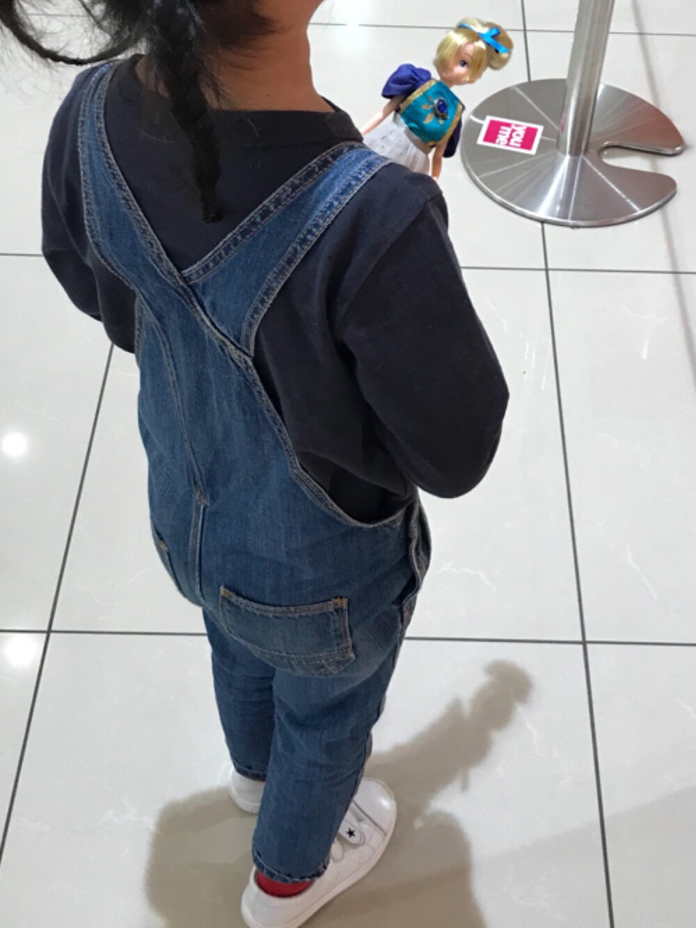 「babyGAPのアイテム（サロペット/オーバーオール、シルバー系）」を使った、N★Mさん（キッズ・110cm）の春コーディネートの1枚目の写真