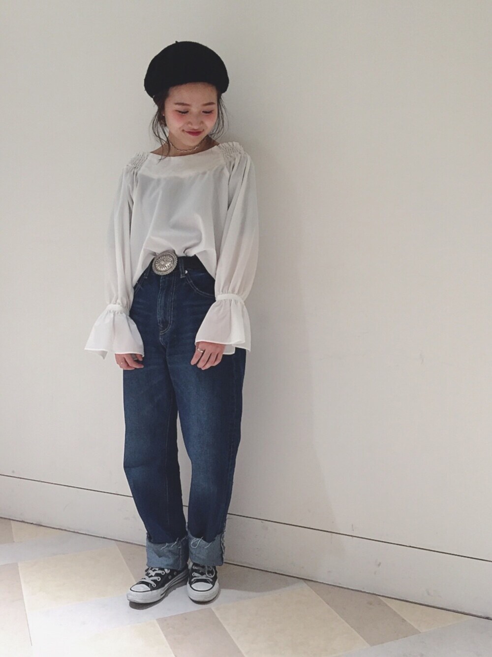 「大人カジュアル、オフショル、デニム、ゆるコーデ、ベルスリーブ、ブラウス、archives、ワイドパンツ、低身長」｜「archivesの袖口デザインオフショルブラウス（シャツ/ブラウス、ホワイト系）」を使った、まるこさん（レディース・150cm）の冬コーディネートの1枚目の写真