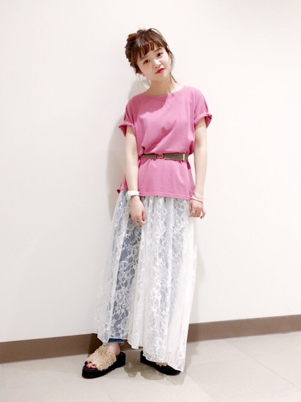 ピンク系のTシャツ/カットソー、ホワイト系のスカート、ブルー系のデニムパンツを着用したレディースの夏コーディネートの1枚目の写真