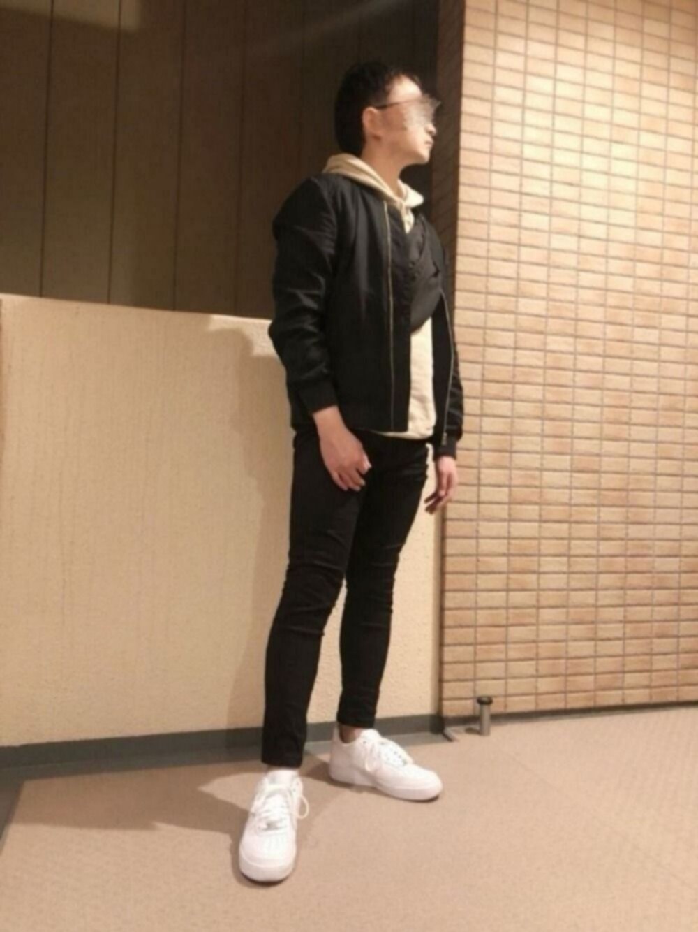 「シンプル、スニーカー、低身長、黒スキニー、ブルゾン、NIKE、パーカー、秋のコーデ、チャンピオン、エアフォースワン」｜「ChampionのChampion/別注Set In Hooded Sweat（パーカー、ベージュ系）」を使った、やすよし。さん（メンズ・163cm）の秋コーディネートの1枚目の写真