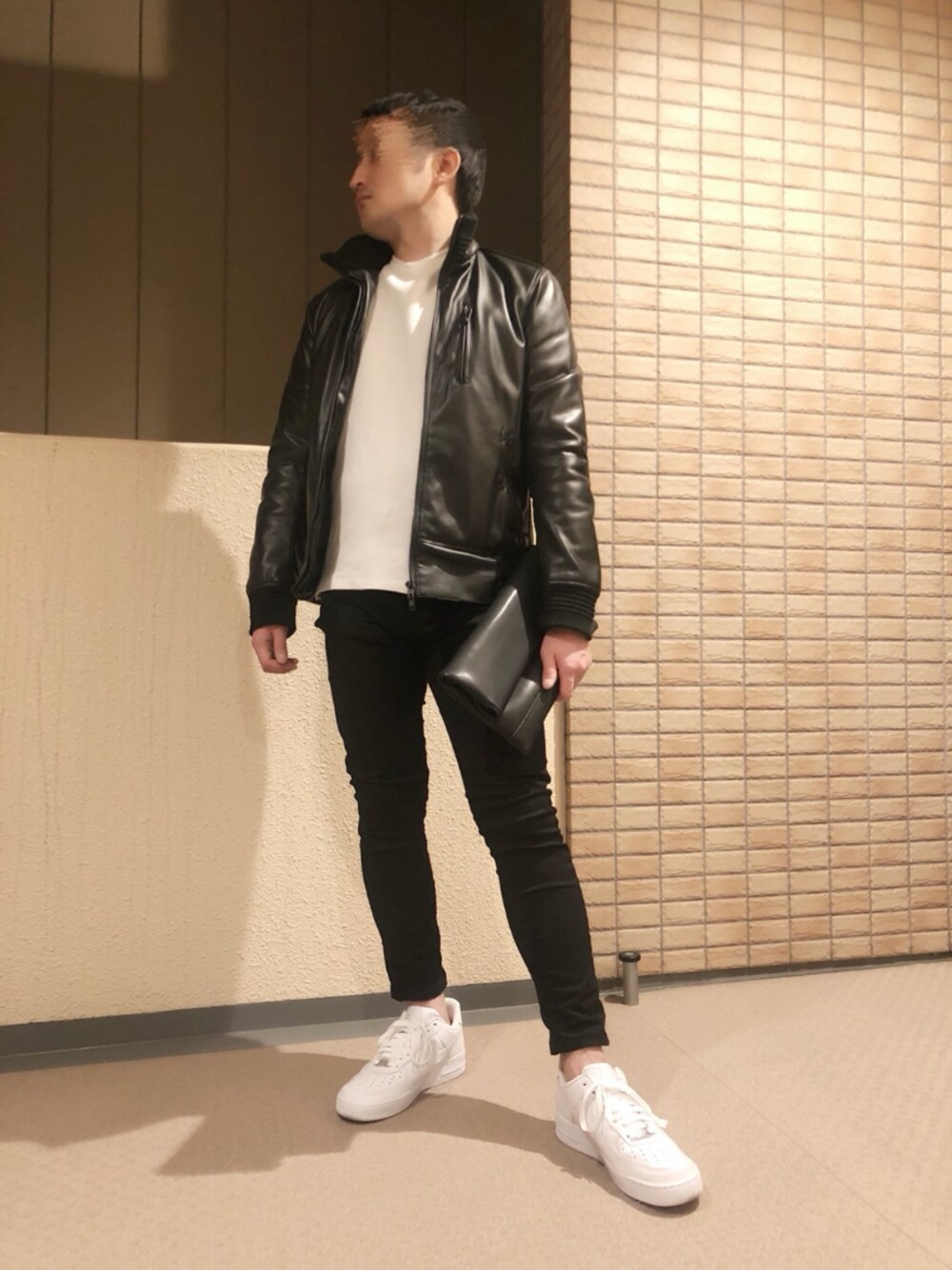 「秋のコーデ、エアフォースワン、NIKE、黒スキニー、シンプル、ライダースジャケット、低身長、低身長コーデ、ブラック、プチプラ」｜「NIKEの[ナイキ] SC NIKE AIRFORCE 1 LOW / ナイキエアフォース（スニーカー、ホワイト系）」を使った、やすよし。さん（メンズ・163cm）の秋コーディネートの1枚目の写真