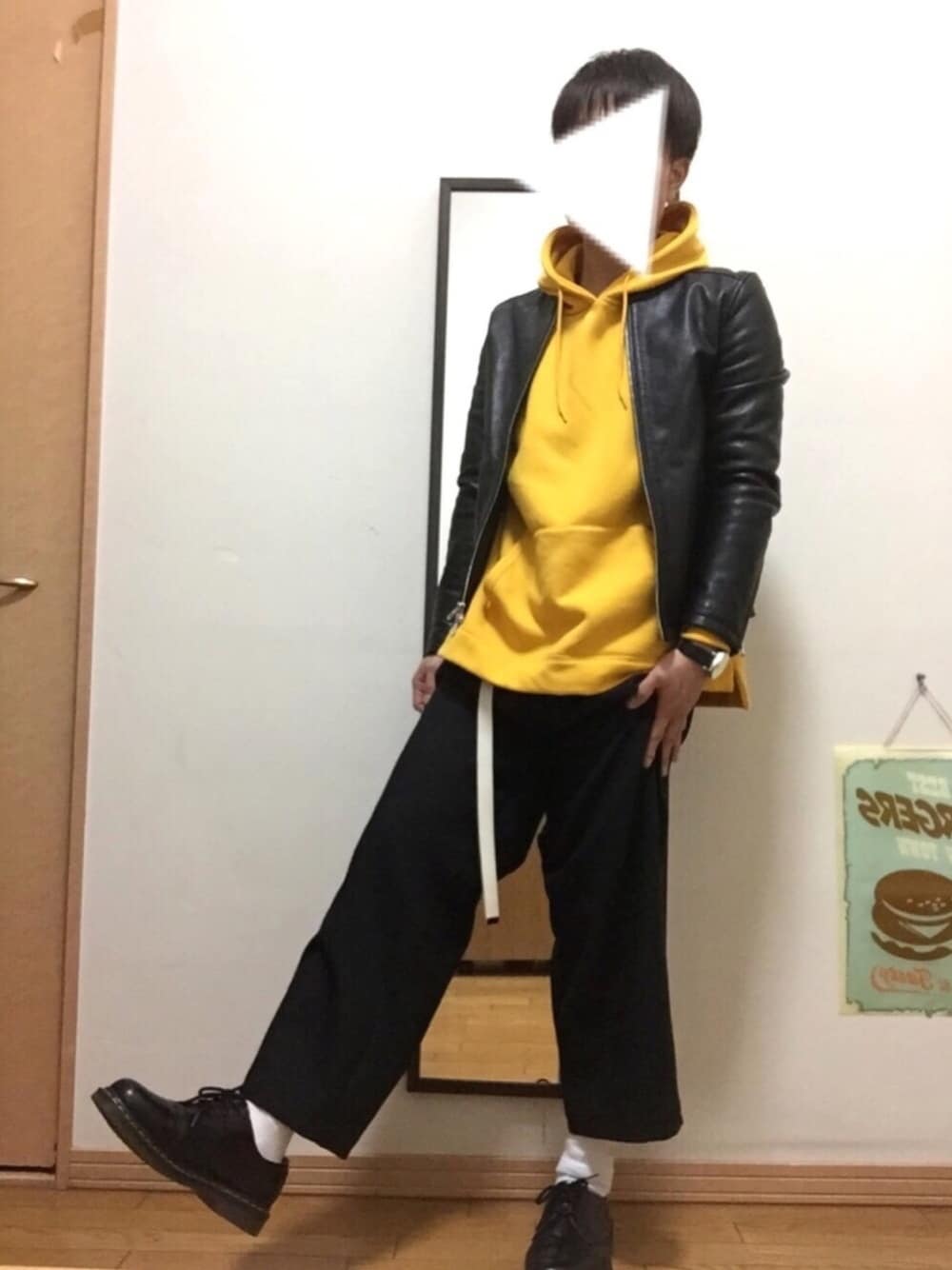 「カジュアル、サッシュベルト、パーカー、ライダース、イエロー、GU、ワイドパンツ、HARE、モノトーン、ビッグシルエット」｜「HAREのラムレザーシングルライダース(HARE)（ライダースジャケット、ブラック系）」を使った、歩夢(あゆむ)さん（メンズ・168cm）の冬コーディネートの1枚目の写真