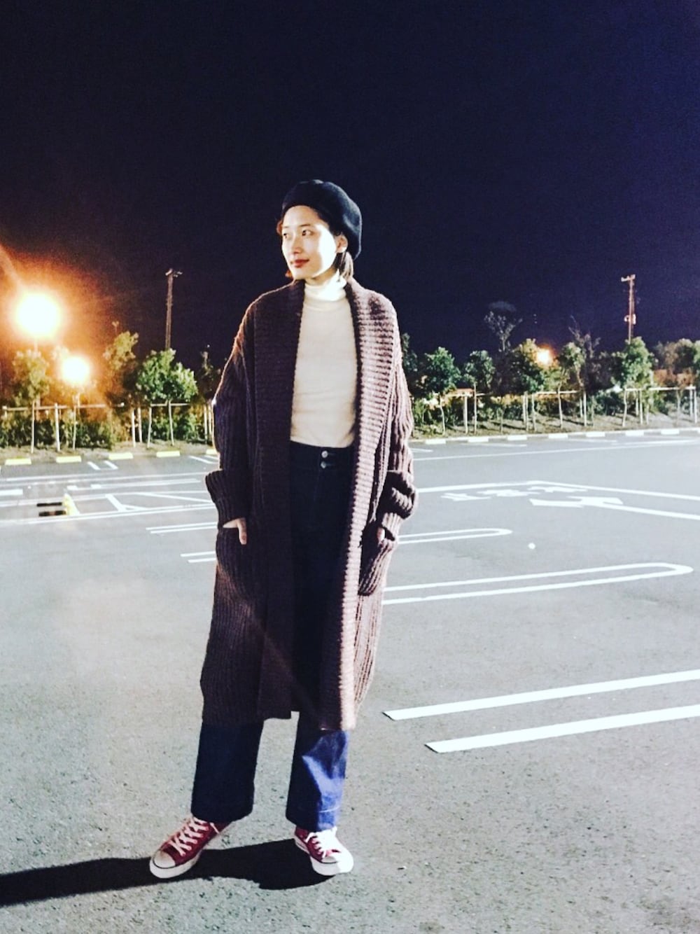 「クリスマス、タートルネック、UNIQLO、A.P.C.、カーティガン、ロングカーディガン、デニム、ベレー帽」｜「CA4LAのアイテム（ハンチング/ベレー帽、ブラック系）」を使った、潮田あかりさん（レディース・166cm）の冬コーディネートの1枚目の写真